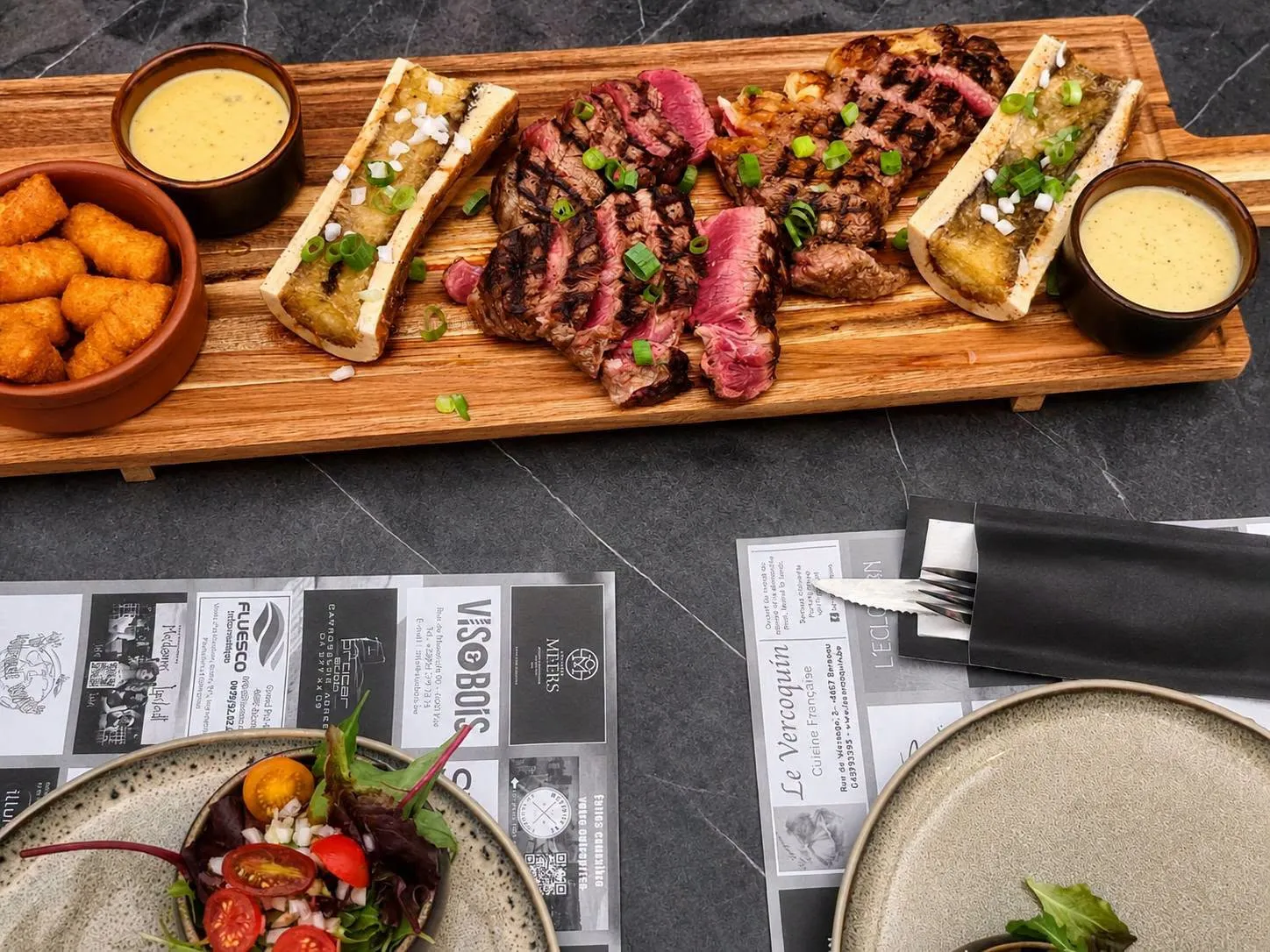 Planche du boucher : viandes grillées, os à moelle et croquettes, restaurant à Visé