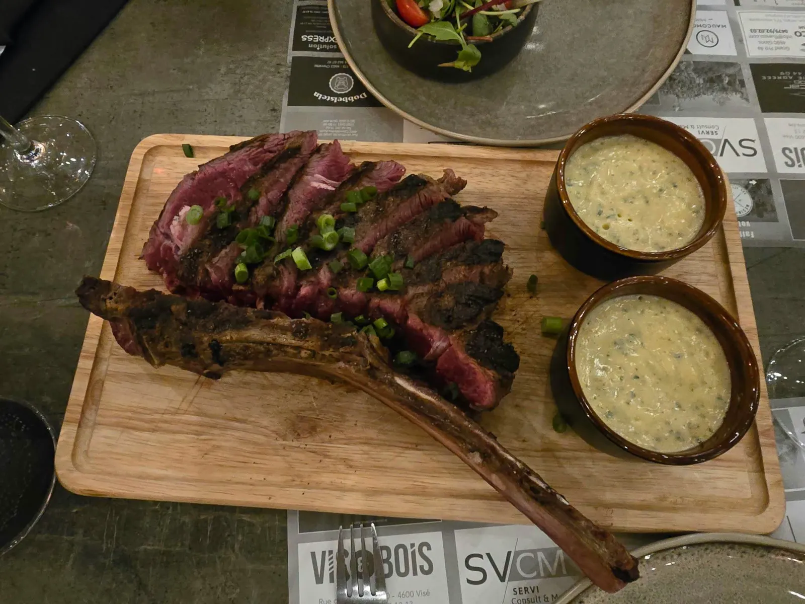 Tomahawk de bœuf grillé et ses sauces maison au restaurant by double M